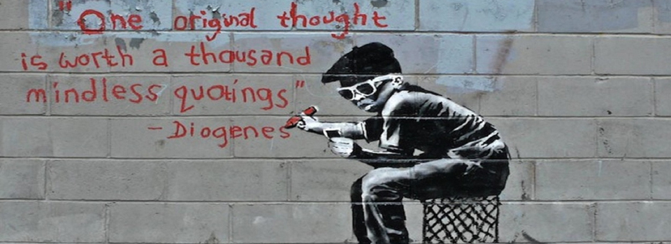 Muurtekening van Banksy met spreuk van Diogenes - "One original thought is worth a thousand mindless quotings"